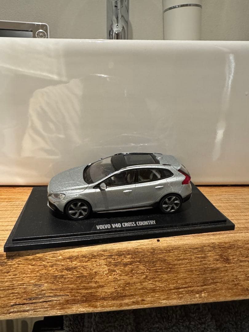 VOLVO V40 CROSS COUNTRY ミニカー