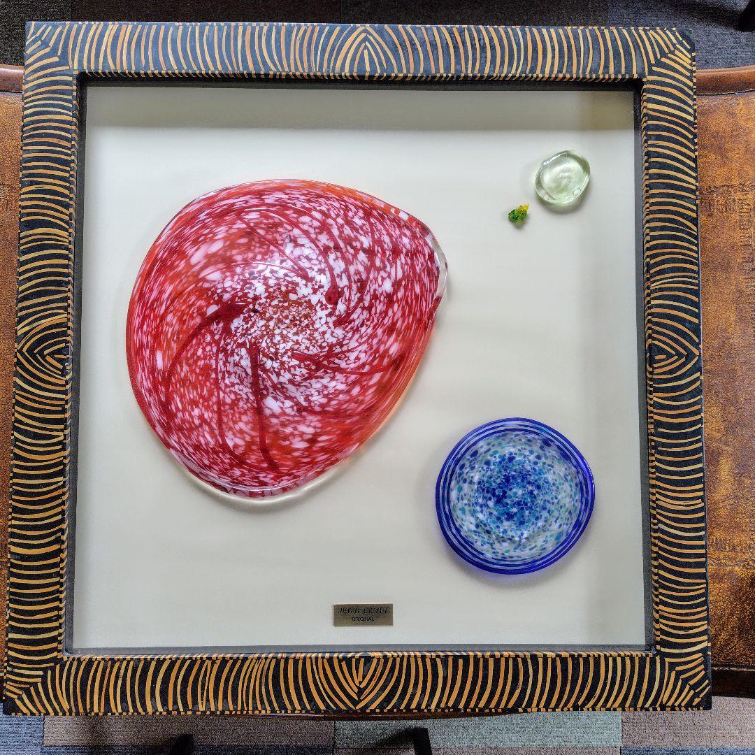 琉球ガラス 赤と青とグリーンの渦巻模様のガラスアート・屋我平尋作