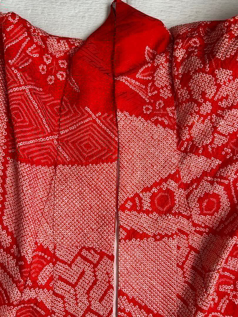 #振袖 #総絞り #レトロ雰囲気 #朱色に近い赤い #菊花刺繍