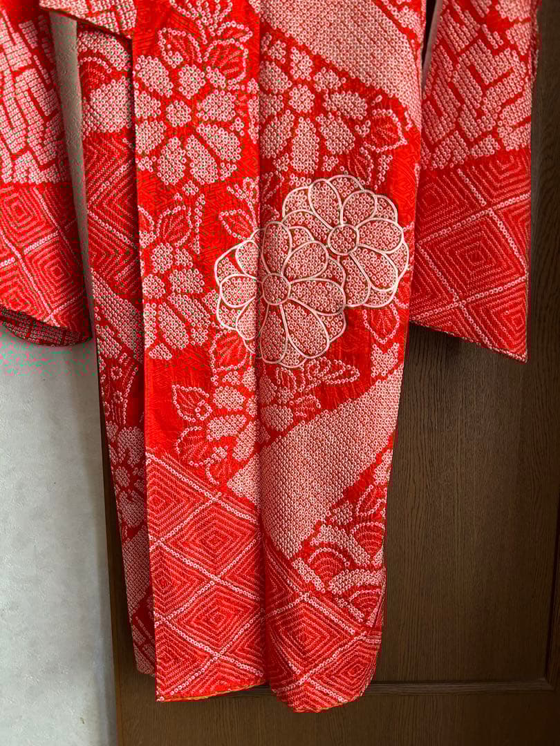 #振袖 #総絞り #レトロ雰囲気 #朱色に近い赤い #菊花刺繍