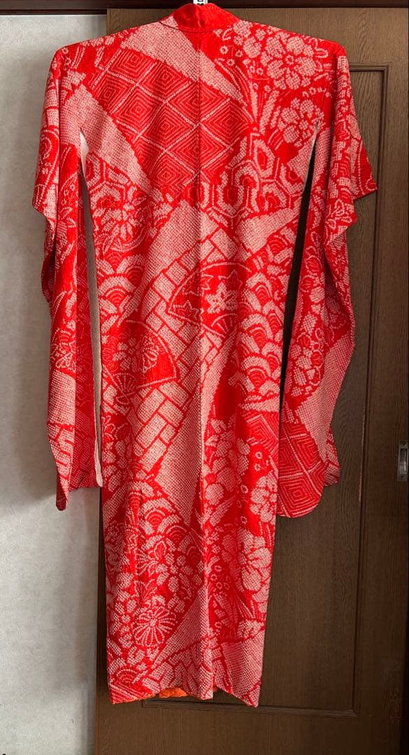 #振袖 #総絞り #レトロ雰囲気 #朱色に近い赤い #菊花刺繍