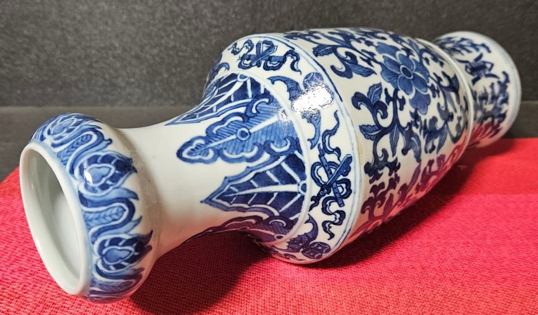 中国古美術　中国古陶磁　大清乾隆年製款　青華青花　花唐草文　丸口　瓶　罐　花入れ