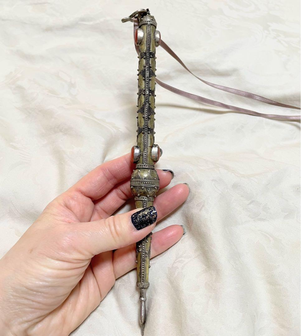 トルクメニスタン トルクメン 装飾品 経典などを指す道具