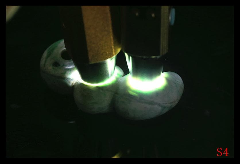 縄文期　極希少　糸魚川ろうかん硬玉本翡翠製　翠緑白色穿孔異状蚕獣形勾玉　出土石器