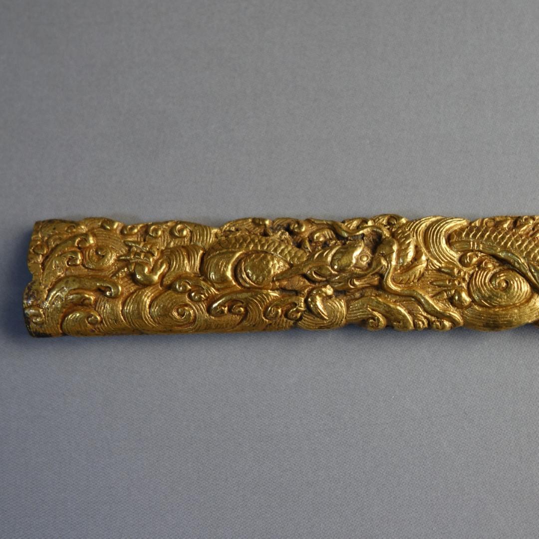 【 銅地 高肉彫 鍍金 波龍図小柄 】 鍔 鐔 小柄 刀装具 骨董 アンティーク