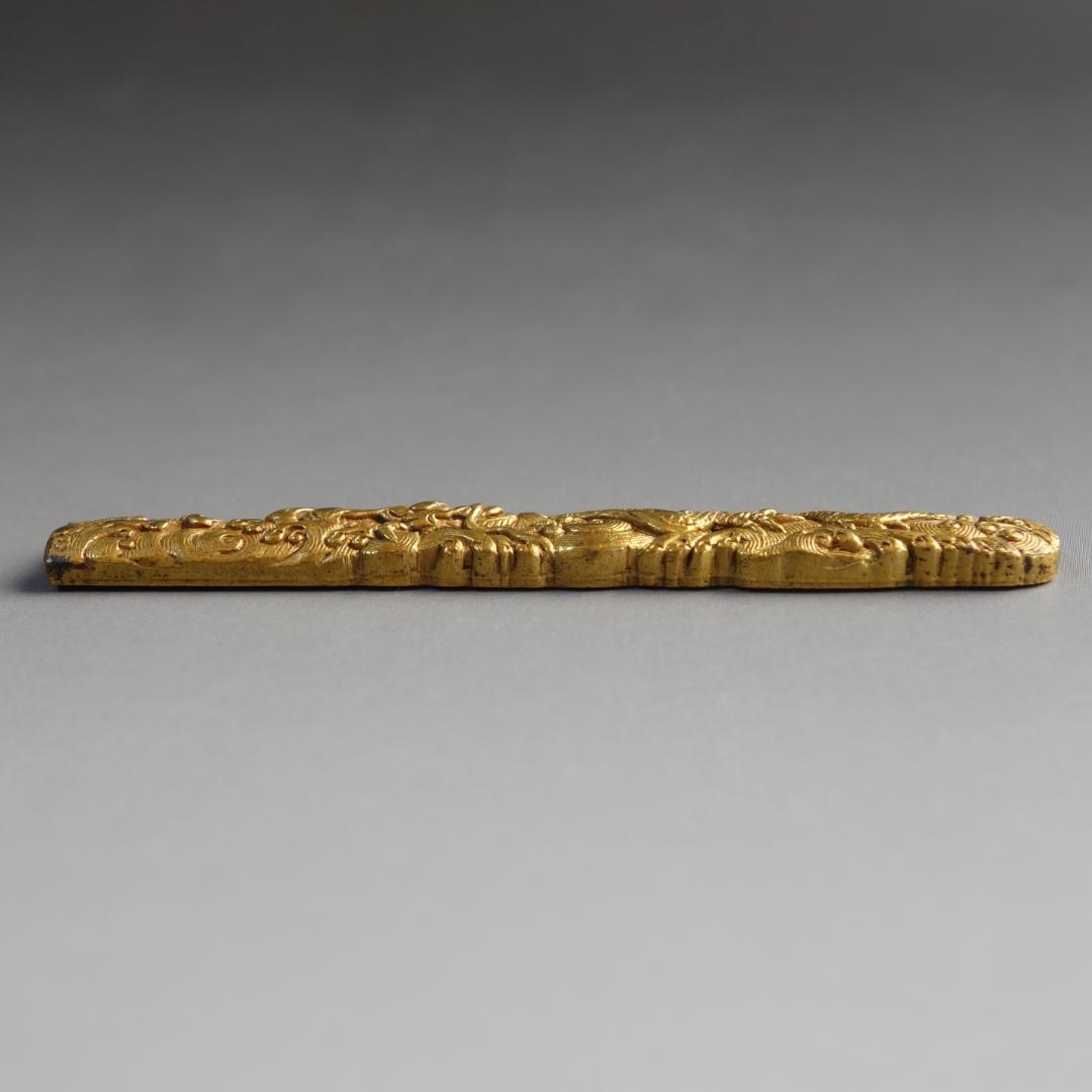 【 銅地 高肉彫 鍍金 波龍図小柄 】 鍔 鐔 小柄 刀装具 骨董 アンティーク