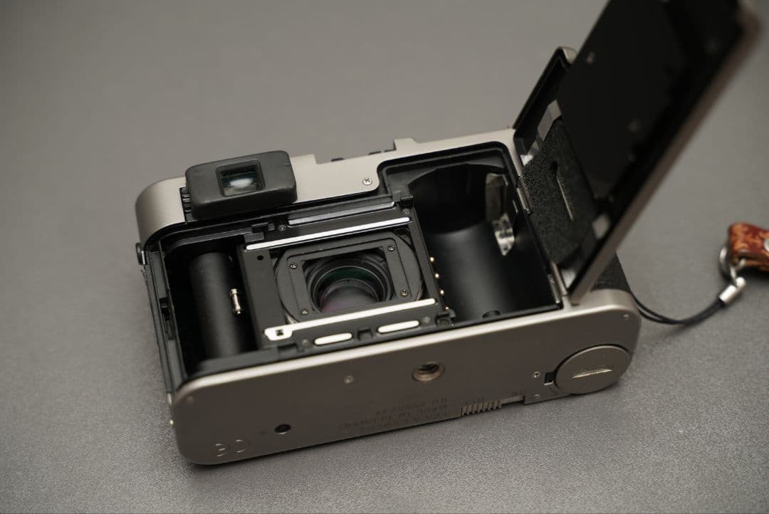 Leica CM 40/2.4 フィルムコンパクトカメラ + レザーケース