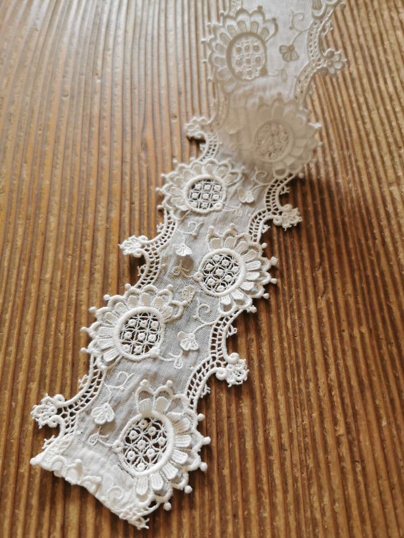 アンティーク ギュピールレース 向日葵刺繍 浮き上る花びら お子様＆人形用付け襟