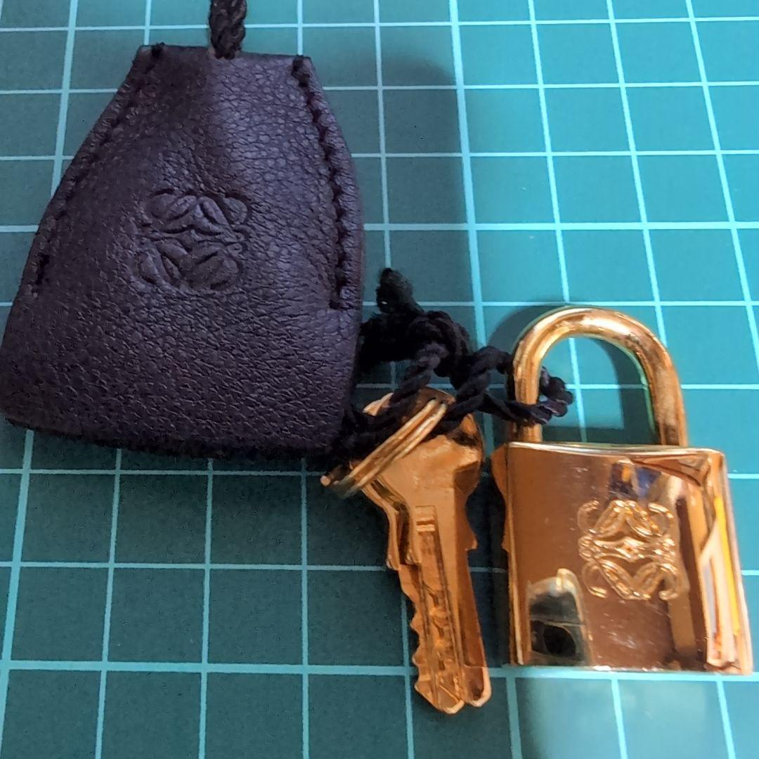 美品LOEWE ゴールド カデナ ネームタグ、クロシェット