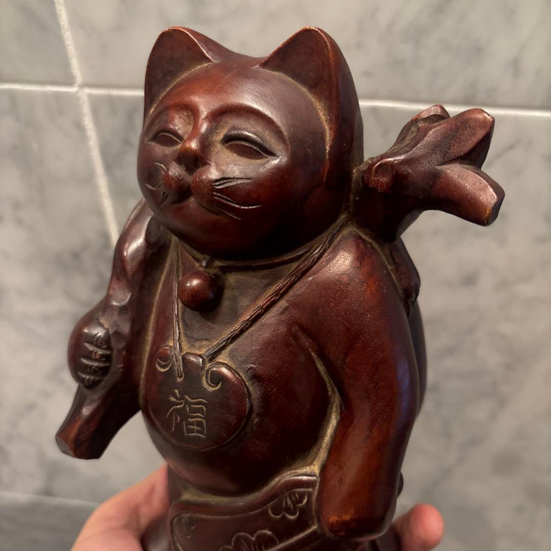 アンティーク平和的な笑顔で幸せやお金を招く一刀彫の布袋さんの猫の彫刻オブジェ