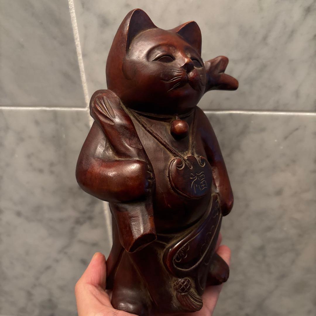 アンティーク平和的な笑顔で幸せやお金を招く一刀彫の布袋さんの猫の彫刻オブジェ