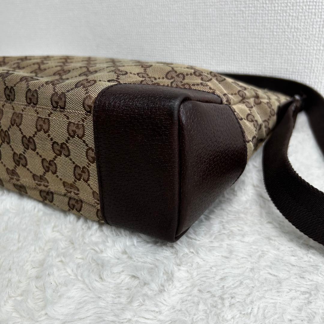 GUCCI 大きめ　メッセンジャーバック　GG柄　キャンバス　斜め掛け　茶色