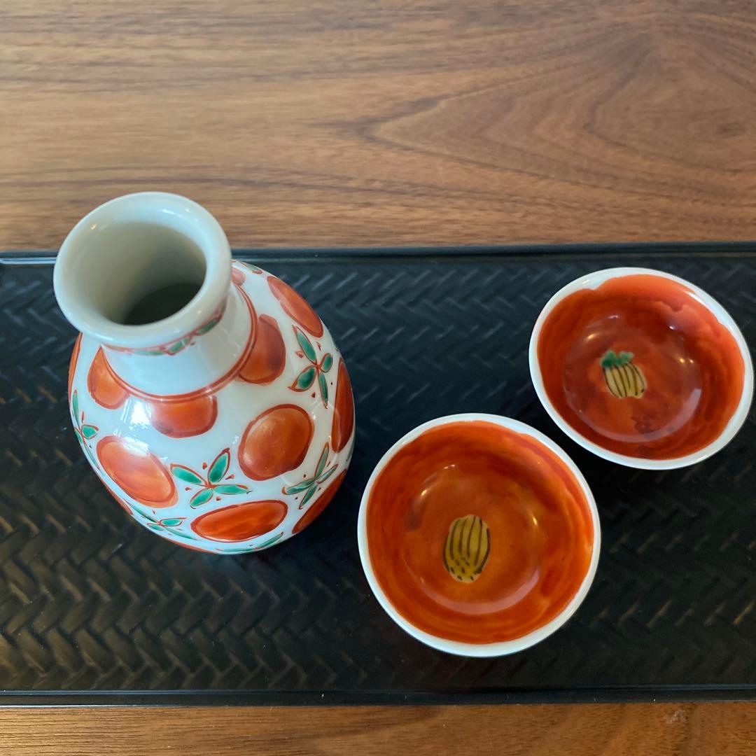 九谷焼　須田菁華　色絵花玉文徳利　椿酒盃2個