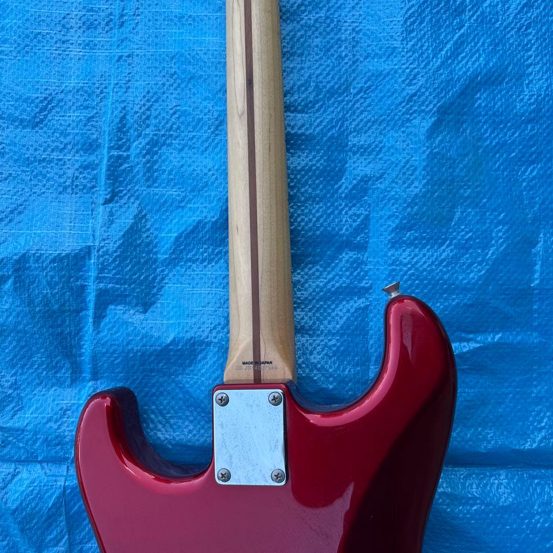 レッドエレキギター シングルコイル搭載