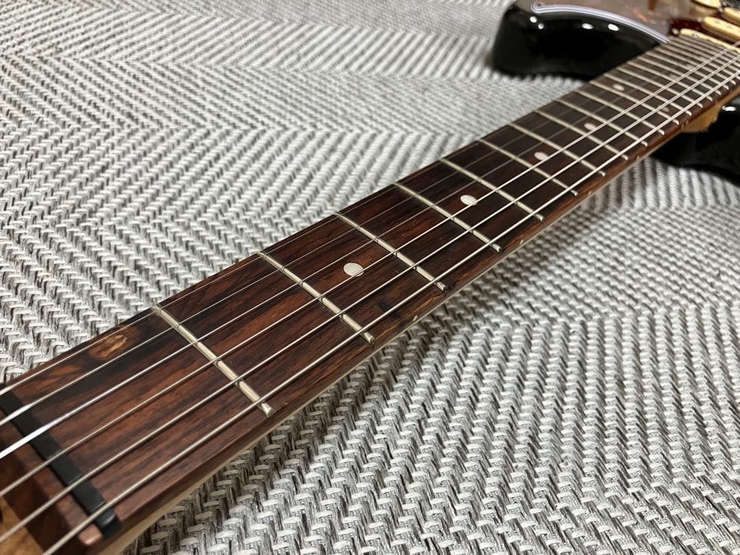 Tiki　エレキギター　ストラト　黒ボディ×鼈甲ピックガード