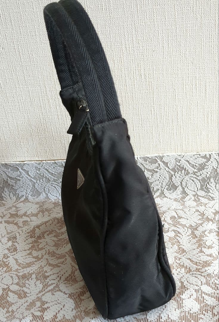 入手困難　プラダ PRADA アクセサリーポーチ ナイロン ブラック 三角ロゴ