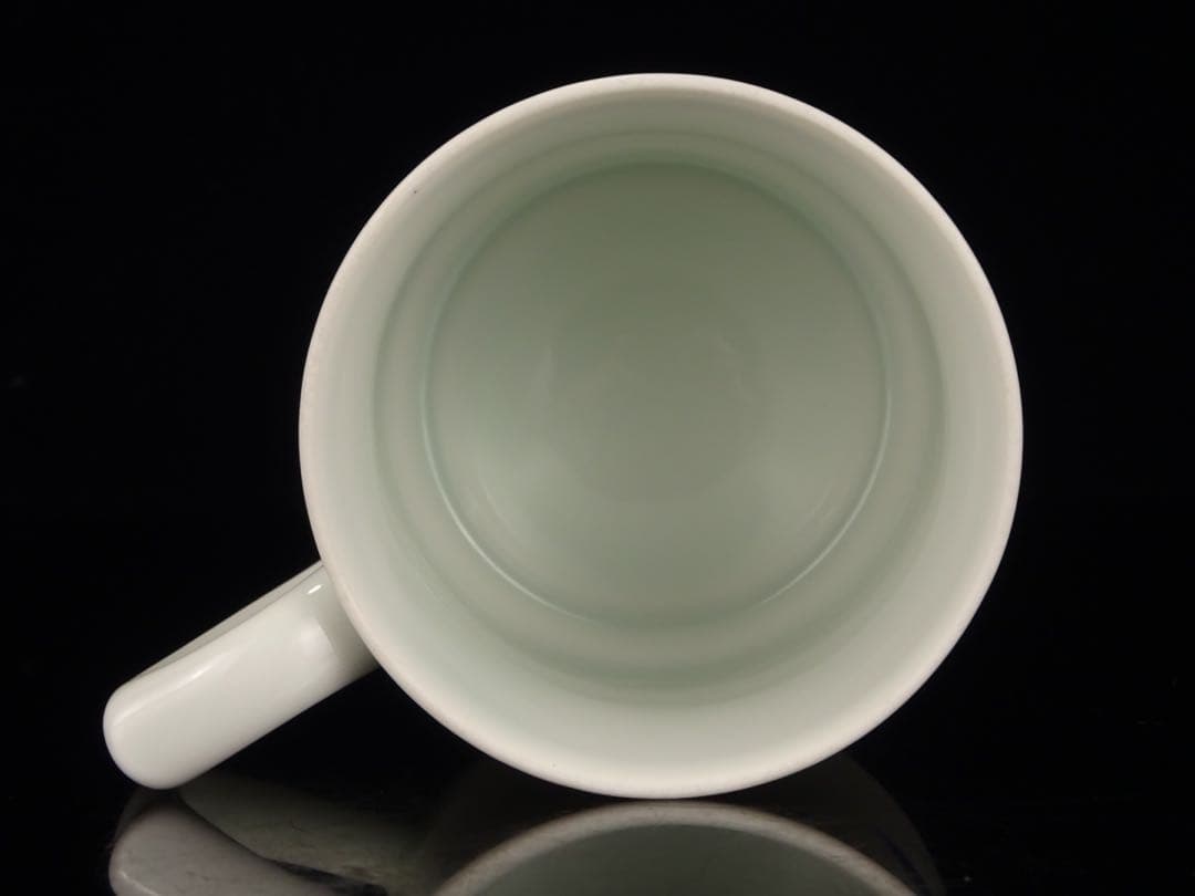 十四代　今泉今右衛門　本人作　色絵　墨はじき　瑞花文　碗　マグカップ　ビアマグ