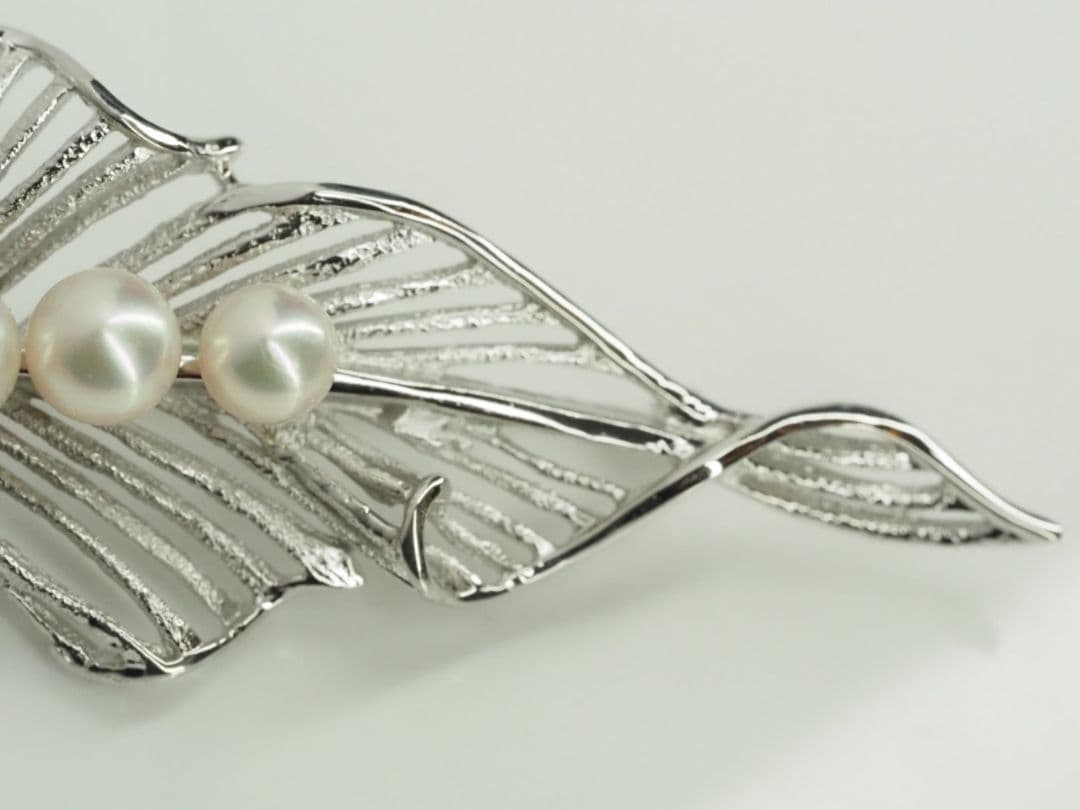 田崎真珠　TASAKI　タサキ連なるライン極上良質天然アコヤ本真珠リーフブローチ
