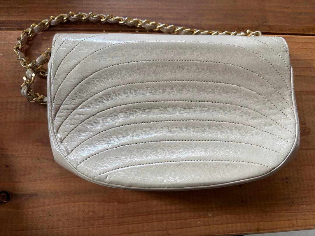 CHANEL ハーフムーンフラップバック