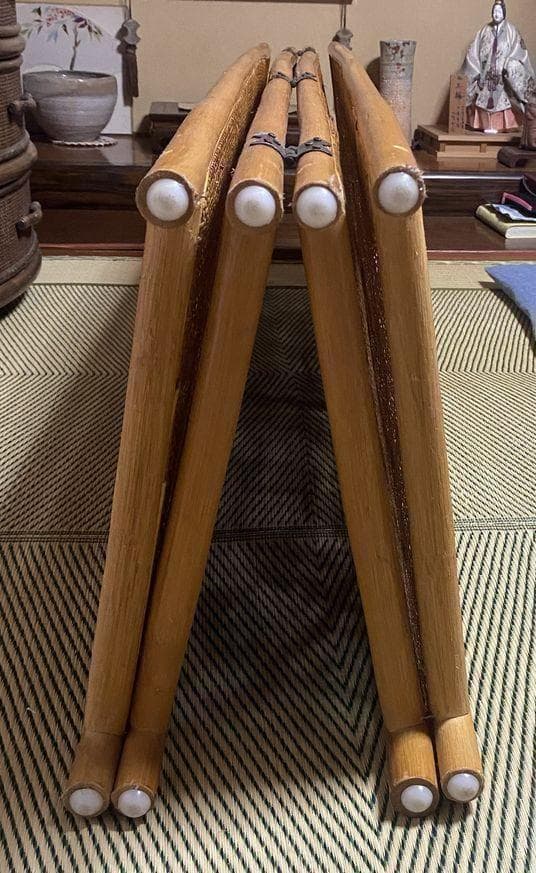 凝ったデザインの高級ラタン4連パーテーション　レトロな雰囲気が逆にモダン