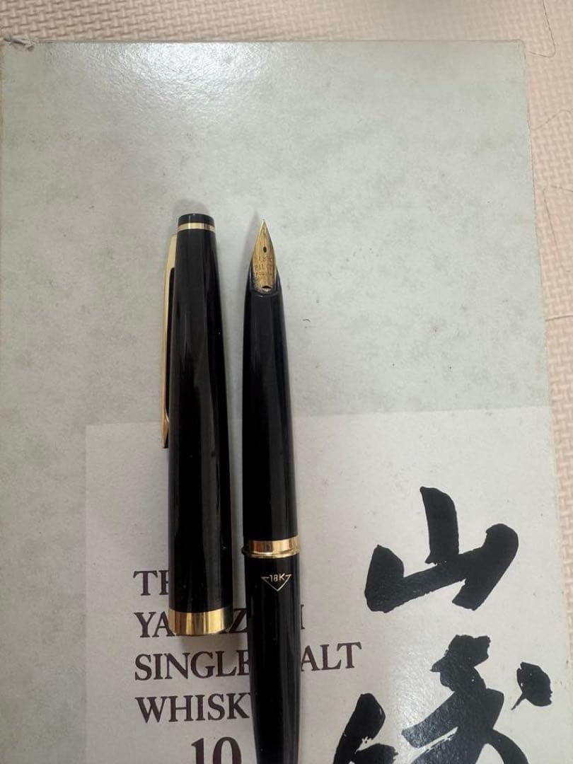 18金ペン先の黒い万年筆