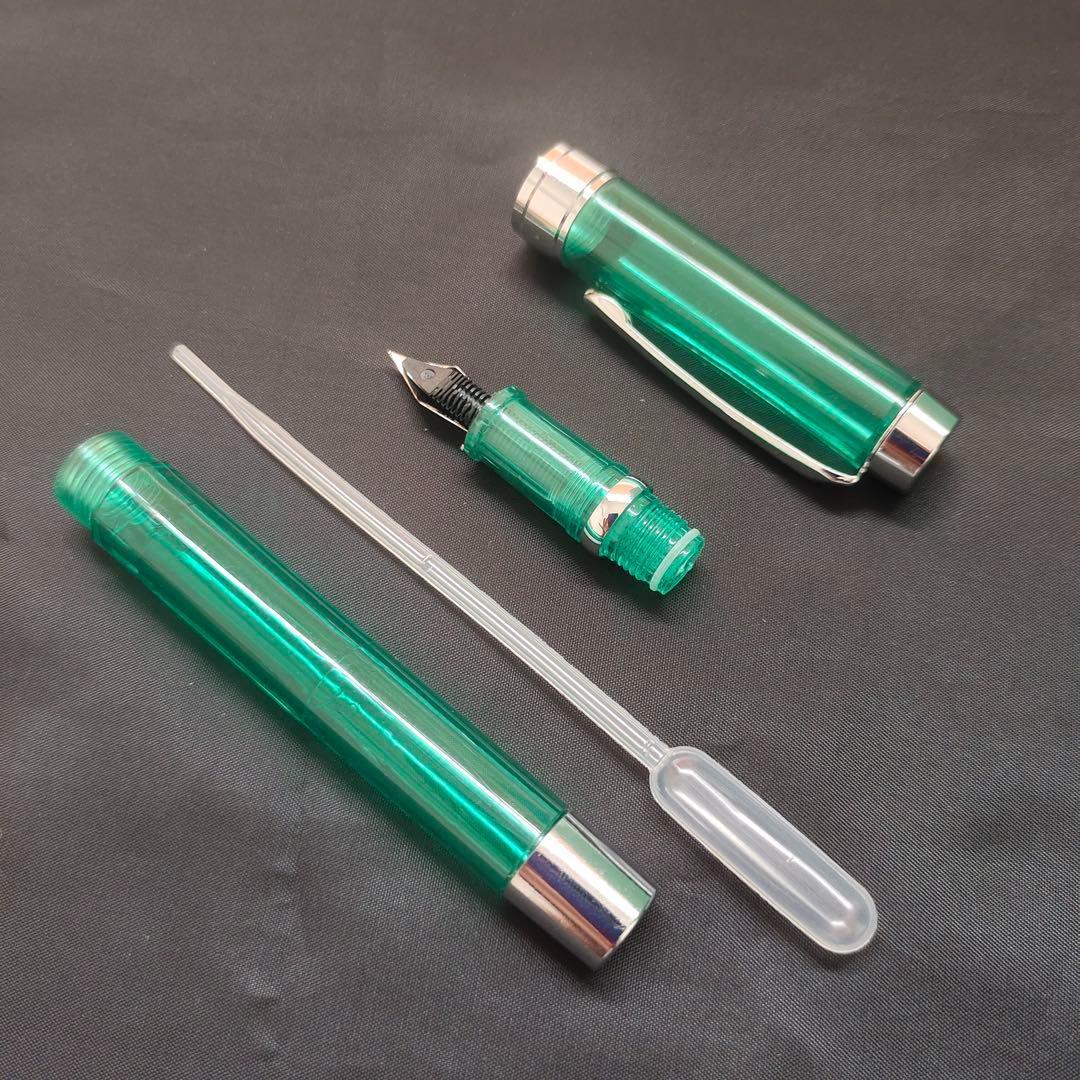 @透明な緑色の万年筆8
