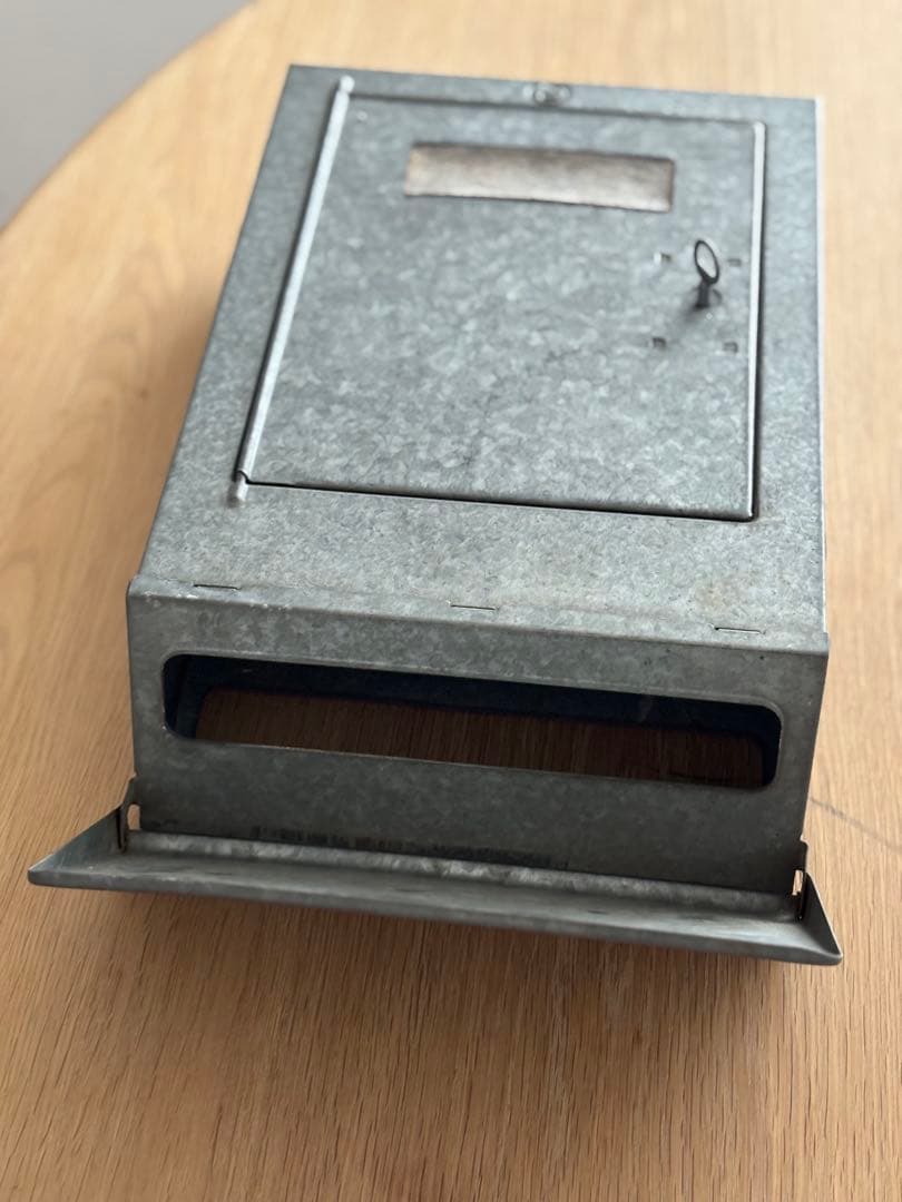 アンティーク 鍵付きブリキ製ポスト