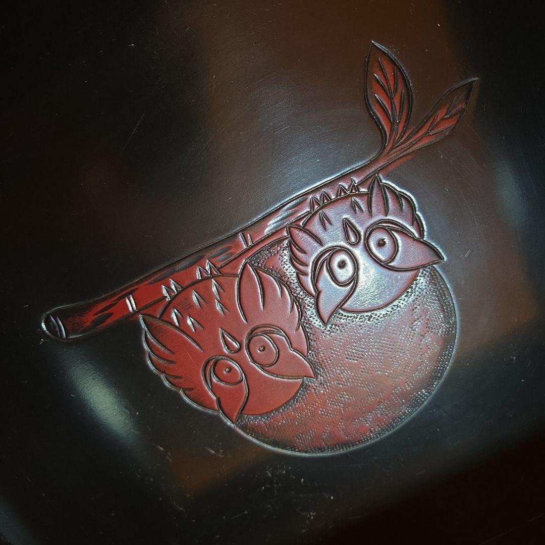 民芸調座卓ミニテーブル　赤と黒のフクロウ彫刻入り　中央に凹み有り ローテーブル