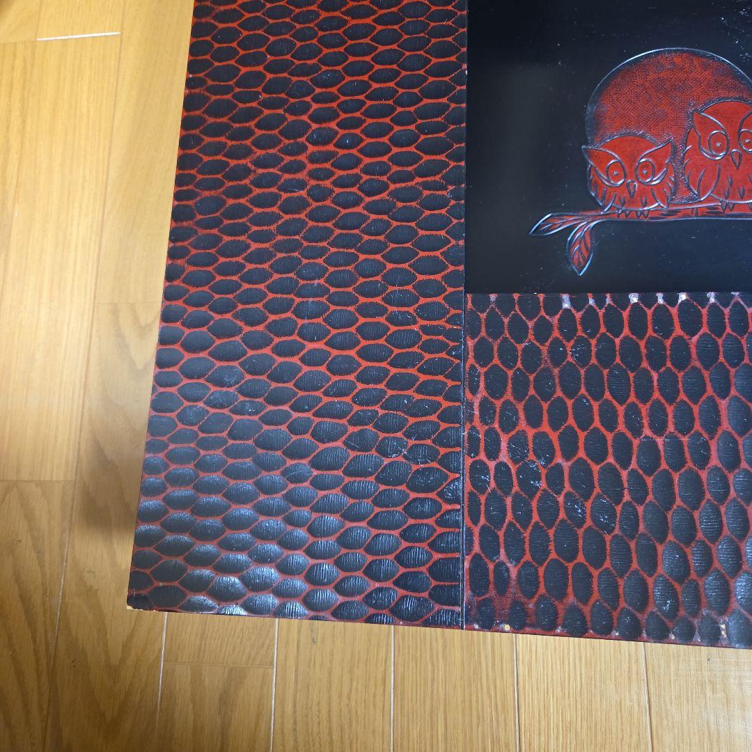 民芸調座卓ミニテーブル　赤と黒のフクロウ彫刻入り　中央に凹み有り ローテーブル