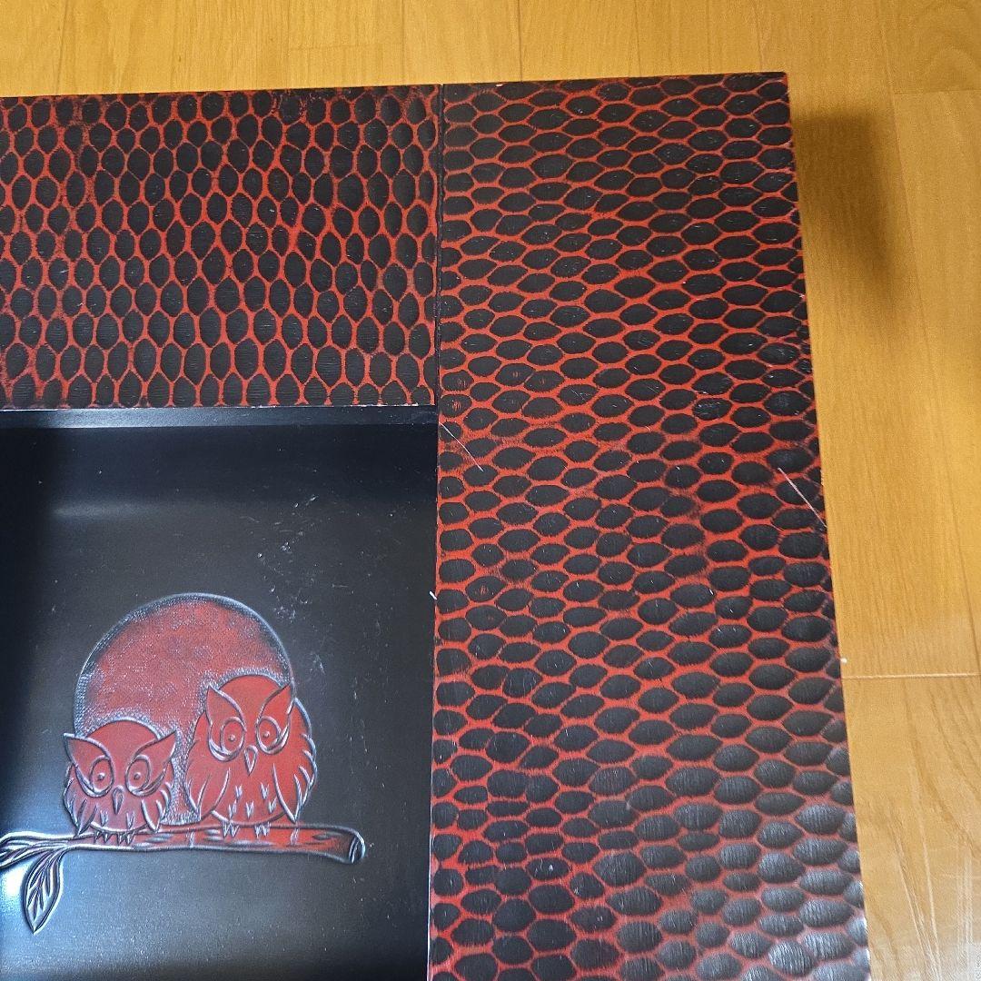 民芸調座卓ミニテーブル　赤と黒のフクロウ彫刻入り　中央に凹み有り ローテーブル
