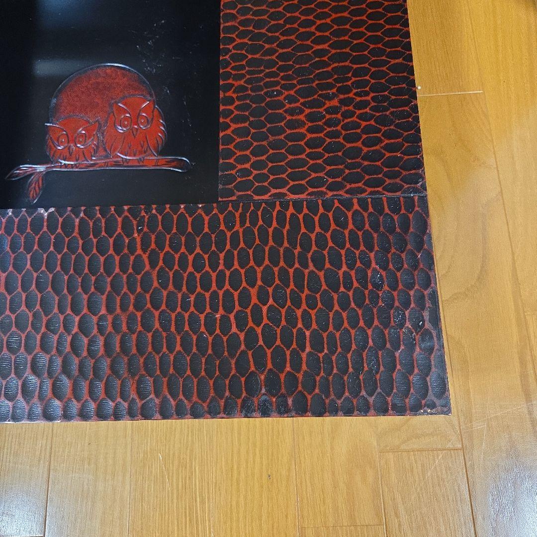 民芸調座卓ミニテーブル　赤と黒のフクロウ彫刻入り　中央に凹み有り ローテーブル