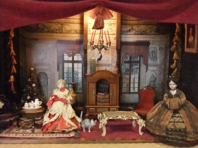 ビクトリアン人形と家具セット　ドールハウス　灯りも点きます