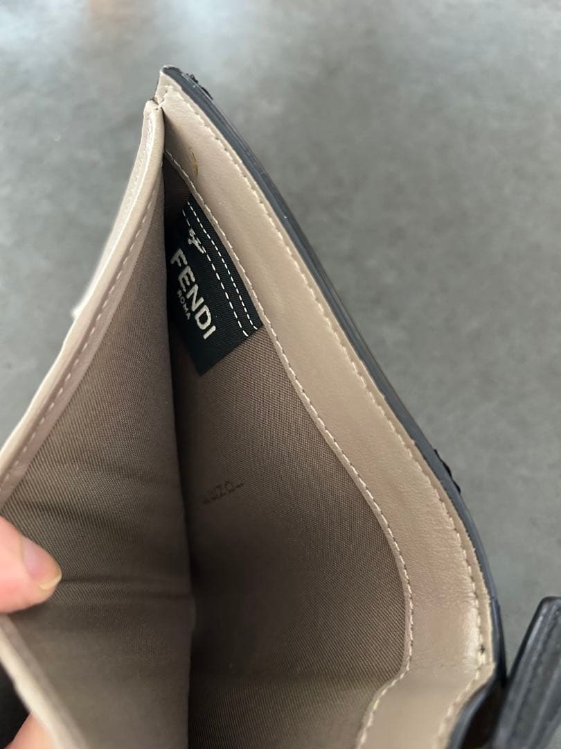 FENDI バイカラー スタッズ ミニウォレット 二つ折り財布 ブラック ベルト