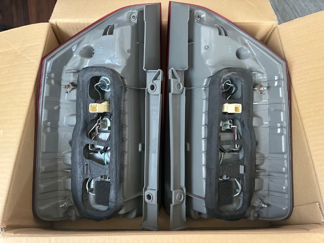 ZRR70系ノア後期用純正テールランプ左右セット