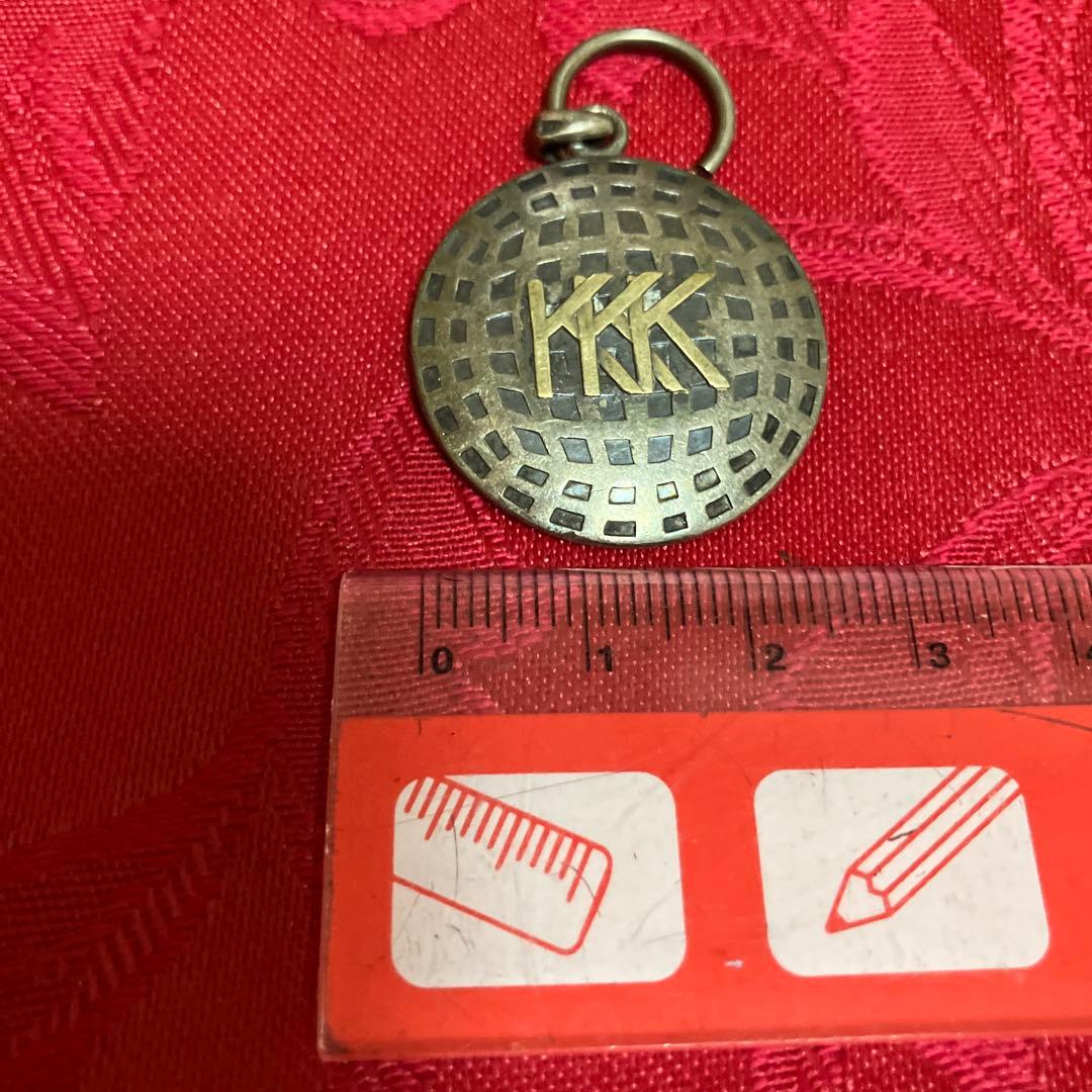 アンティーク　おんどりとKKKのデザインメダル？　ペンダント？
