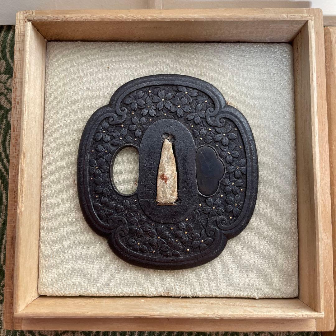 桜花の図鍔　銘　英政花押　日本刀剣保存会鑑定書『優作』認定