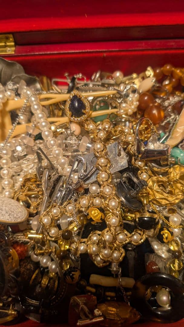 必見イミテーションアクセサリービンテージジュエリーまとめて