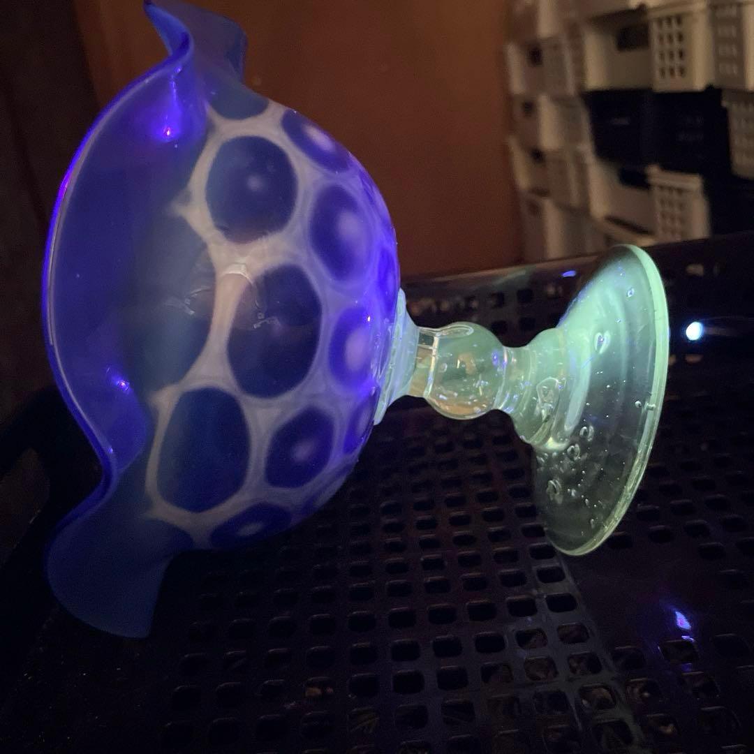 骨董　時代ガラス　希少　瑠璃色　乳白色　亀甲紋模様　フリル　コンポート　ウラン