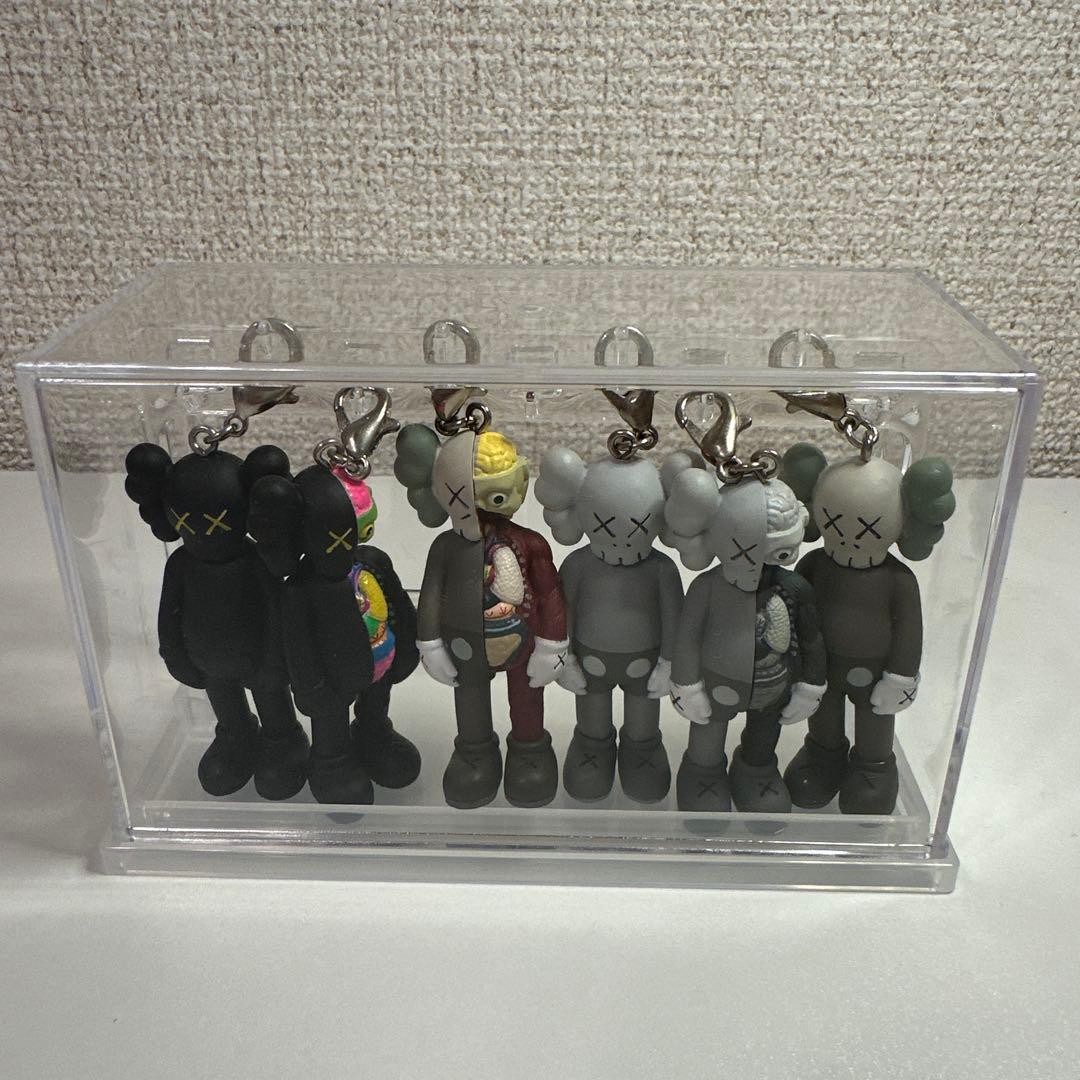 KAWS展示会限定フィギュアキーホルダー6体セット(ケース付き)