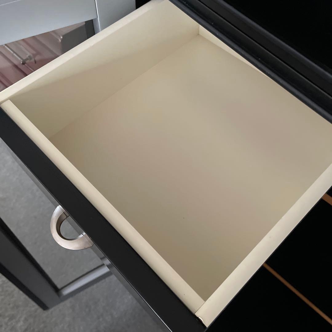 送料込み★飾り棚　ブラック×シルバー ガラス扉　日本製 本棚としてもOKです