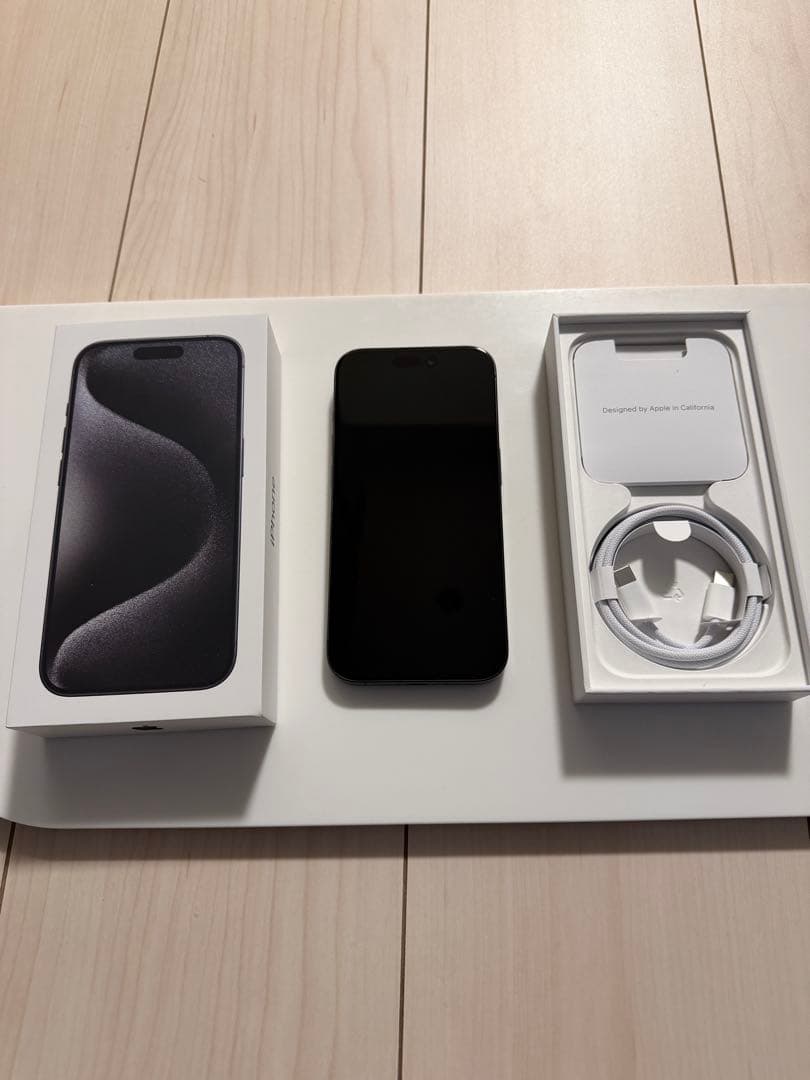 Apple iPhone 15 Pro ブラックチタニウム　本体