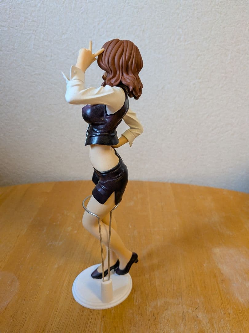 峰不二子フィギュア 白シャツ 黒スカート