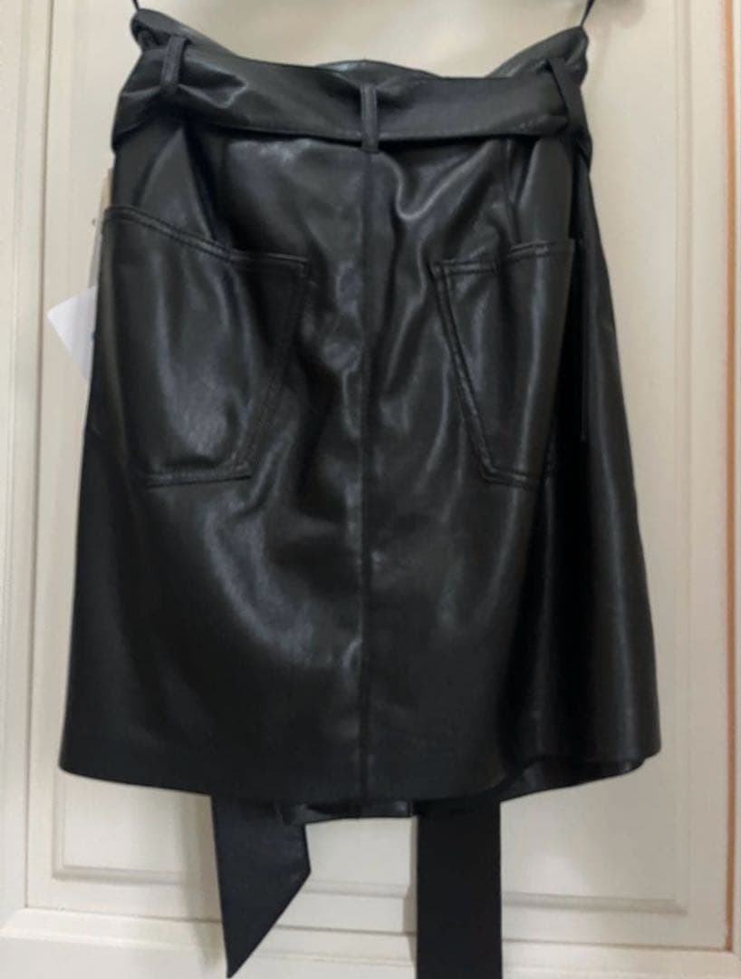 滝沢眞規子さん愛用【現行モデルNANUSHKAベルテッドAラインスカートBK】