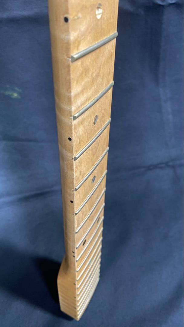 新品　ストラトキャスター エレキギター用ネック カナダ産１ピースフレイムメイプル