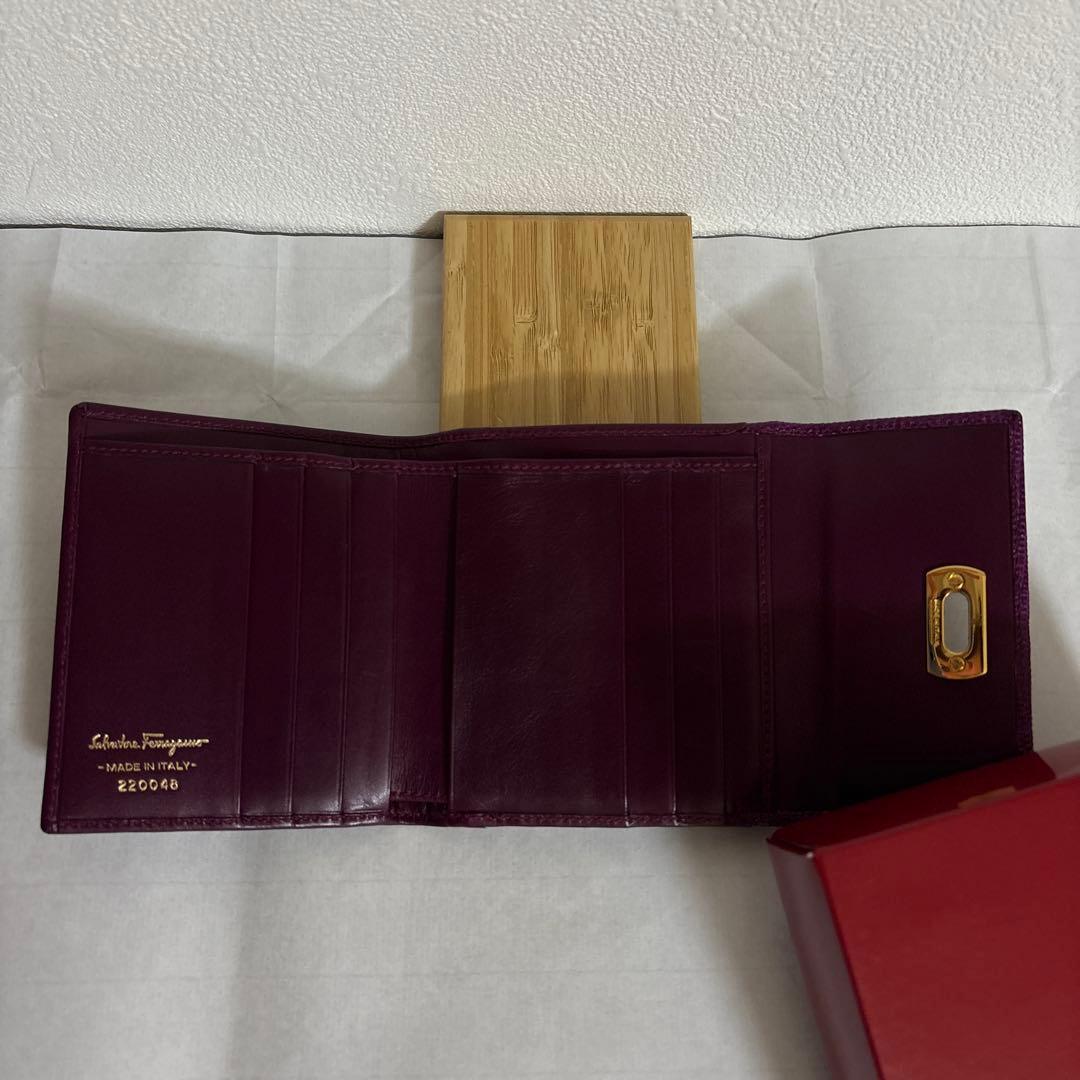 Ferragamoフェラガモ　２つ折り財布　レアなノーブル紫色！お値段交渉可能！