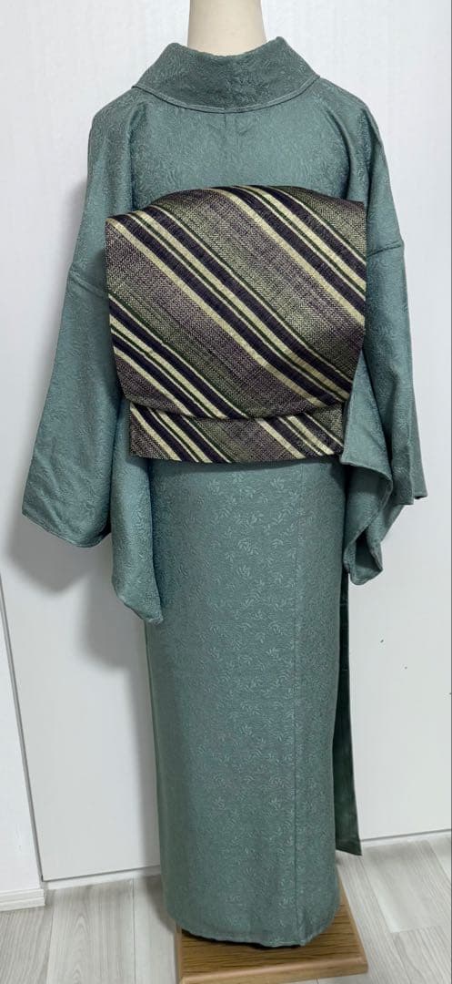 未使用品　大きなサイズ　南天模様織り出し　色無地着物