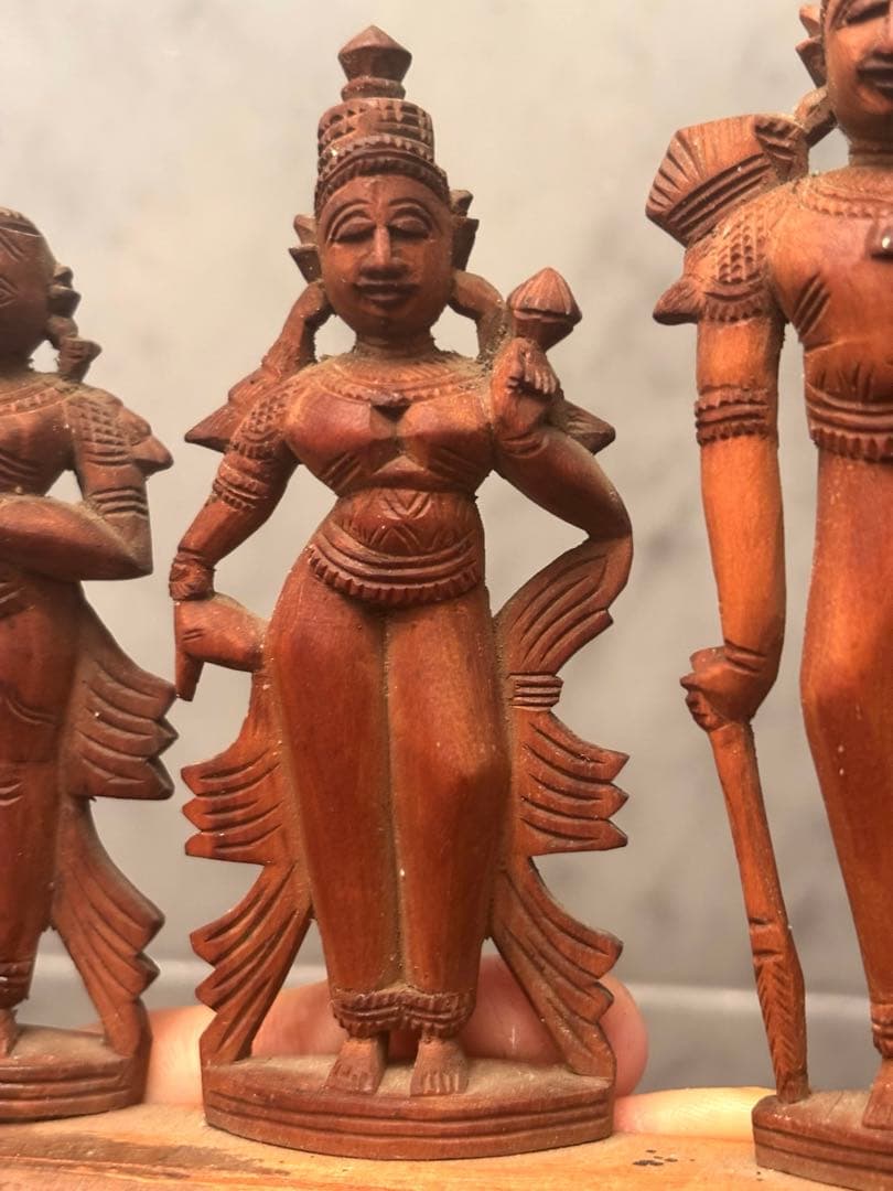 アンティーク　精巧に彫られ芸術的で威厳のある神々の一刀彫の彫刻オブジェ