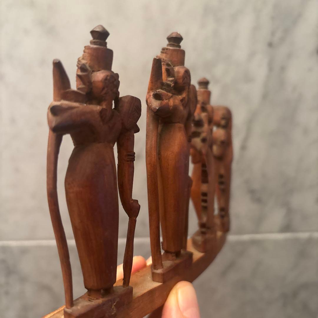 アンティーク　精巧に彫られ芸術的で威厳のある神々の一刀彫の彫刻オブジェ