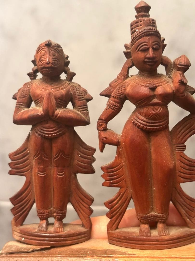 アンティーク　精巧に彫られ芸術的で威厳のある神々の一刀彫の彫刻オブジェ