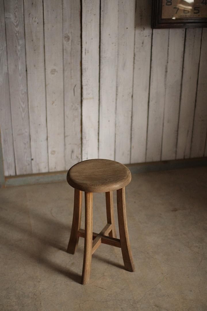 古く味のある木製の丸椅子　スツール　チェア　古道具　古家具